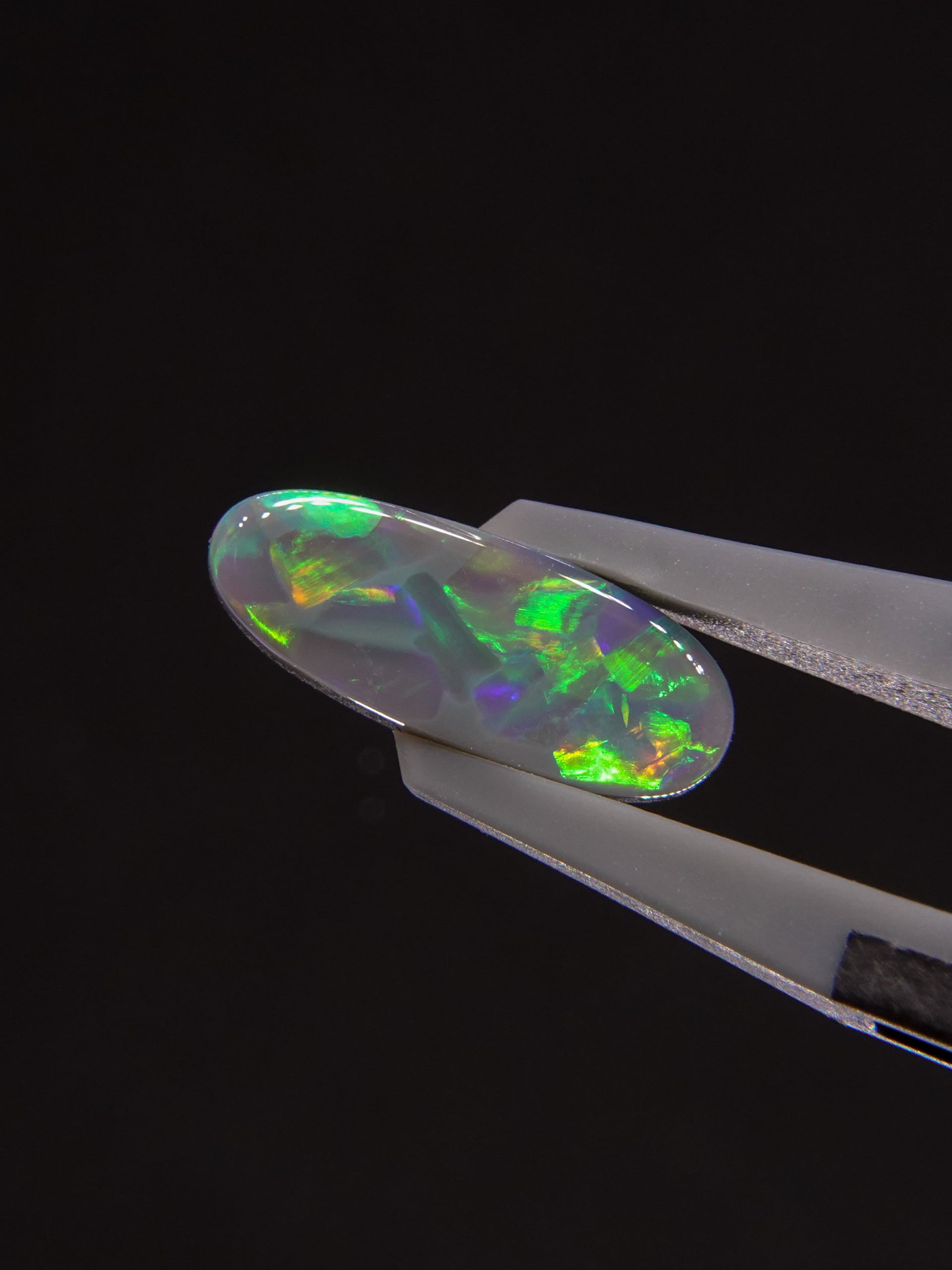 ブラックオパール 1.372ct 宝石ソーティング付き 彫り込み 8.5mm×7.2mm  